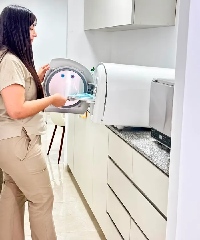 Profesional de DÚO abriendo el autoclave para esterilizar el instrumental del consultorio