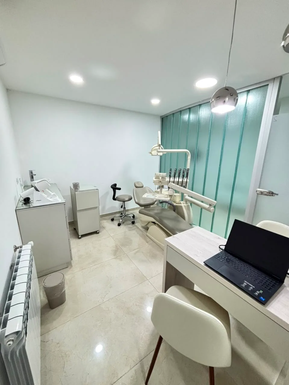 Segundo gabinete de DÚO Odontología con sillón dental e instrumental